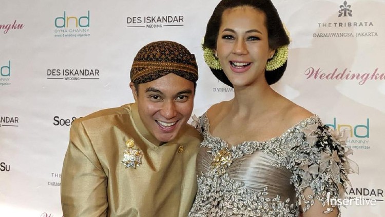 Paula Verhoeven terlihat cantik berkebaya dan memakai sanggul, saat acara syukuran kehamilan 7 bulanan.