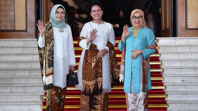 Ibu Negara Iriana Jokowi tampak akrab dengan Mufidah Kalla dan Wury Estu Ma'ruf di Gedung MPR/DPR sebelum pelantikan presiden dan wakil presiden terpilih.