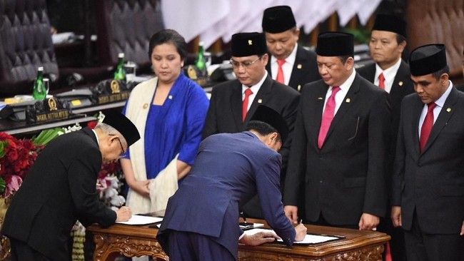Para pengusaha meminta Jokowi merombak beberapa menterinya karena berkinerja kurang memuaskan.