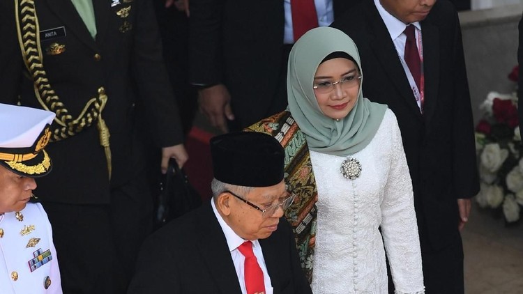 Wury Estu Handayani, istri Wapres Ma'ruf Amin mencuri perhatian saat Pelantikan Presiden dan Wakil Presiden terpilih.