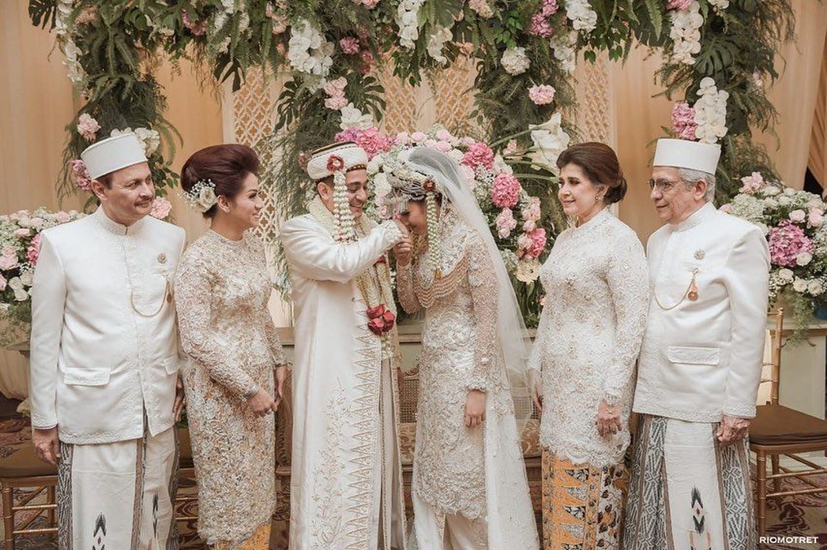 Politisi muda Tsamara Amany akhirnya resmi dipersunting Ismail Fajrie Alatas pada Sabtu &lpar;19&sol;10&rpar;&period;