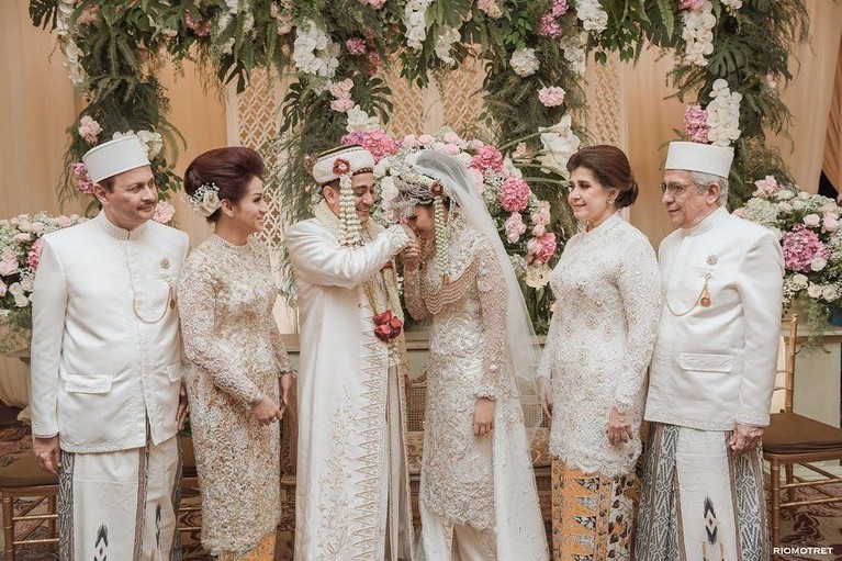 Politisi muda Tsamara Amany akhirnya resmi dipersunting Ismail Fajrie Alatas pada Sabtu (19/10).