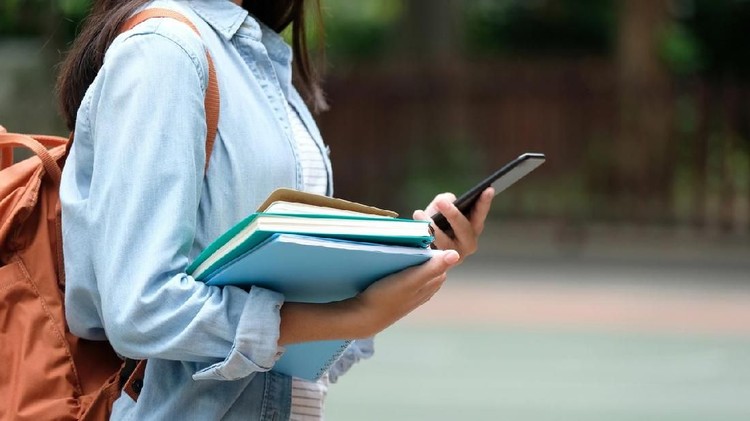 Ngeri dan bisa dijadikan pelajaran banget nih, Bunda. Remaja mendadak buta warna gara-gara bermain handphone selama 10 jam per hari di ruang gelap.
