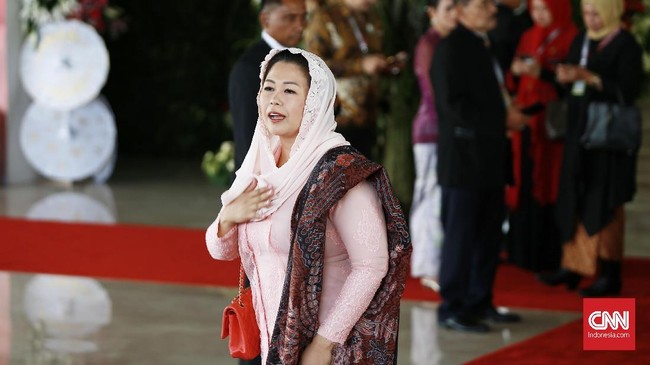 Nuansa pink mendominasi busana pilihan Yenny Wahid di hari pelantikan Presiden 2019. Dia juga menambahkan kerudung pink dan selendang batik. ( CNN Indonesia/Andry Novelino)