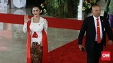 Krisdayanti memilih memakai kebaya bernuansa merah putih. Kebaya ini merupakan rancangan dari desainer Anne Avantie. (CNN Indonesia/Andry Novelino)