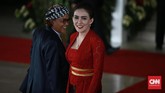 Rieke Diah Pitaloka menggunakan kebaya kutu baru berwarna merah. Dia menambahkan aksen belt berwarna kontras dengan kebayanya. (CNN Indonesia/Andry Novelino).