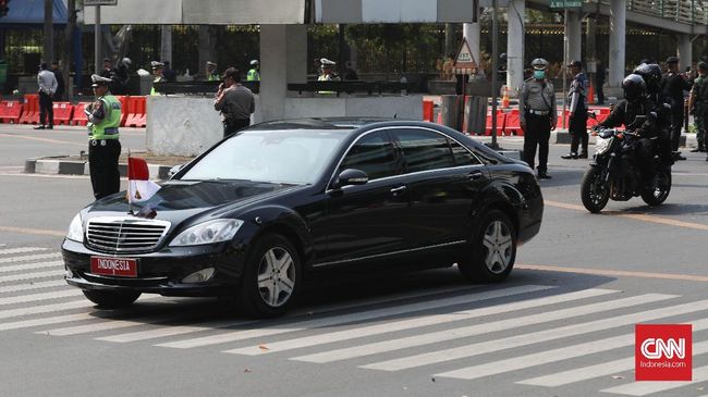 Mercedes-Benz Kebut Produksi Mobil Dinas Jokowi Masa tunggu dari mobil dinas presiden terbaru seharusnya antara 7-9 bulan, namun Mercedes-Benz Distribution Indonesia menyebut bisa selesai pada Desember.