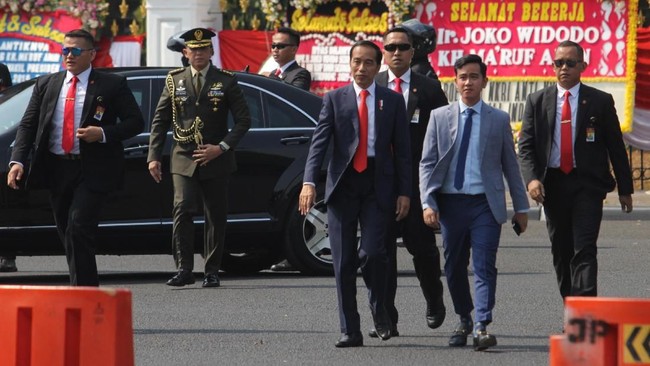 Presiden Jokowi mengaku akan menonton debat cawapres Pilpres 2024 malam nanti dari kediamannya. Ia tak punya pesan khusus ke putra sulungnya Gibran Rakabuming.