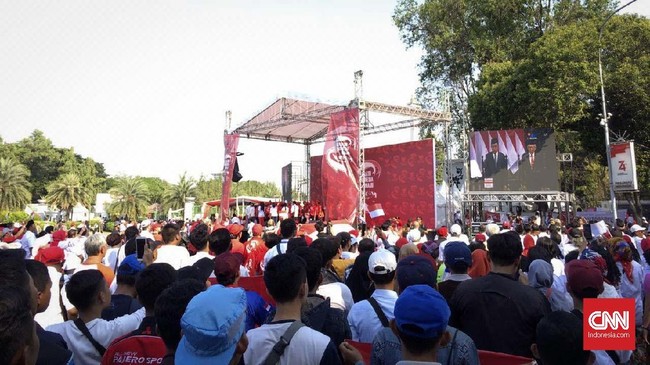 Kawasan Taman Pandang Monas yang berada di seberang Istana Kepresidenan dijejali massa berbagai elemen yang menyambut pelantikan Jokowi-Ma'ruf di Gedung MPR.