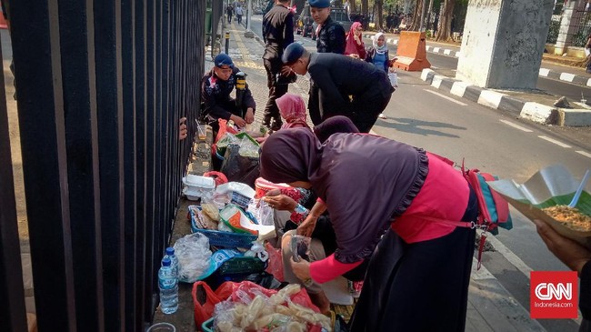 Sukarni, pedagang aneka minuman ringan di trotoar mengucapkan selamat atas pelantikan Jokowi. Dia berharap tetap bisa berdagang di trotoar usai pelantikan.