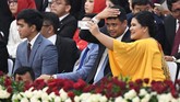 Putri Jokowi memilih memakai busana berwarna kuning cerah dengan appoint payet dan lengan lebr. (ANTARA FOTO/Akbar Nugroho Gumay)