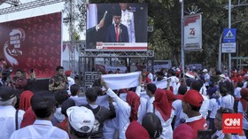 Riuh Relawan saat Nobar Pelantikan Jokowi di Seberang Monas