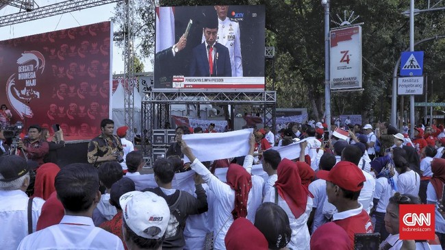 Meski tidak terlalu banyak yang hadir, sejumlah warga dan relawan tampak bersemangat menonton pelantikan Jokowi-Ma'ruf dari layar lebar di sekitar Patung Kuda.
