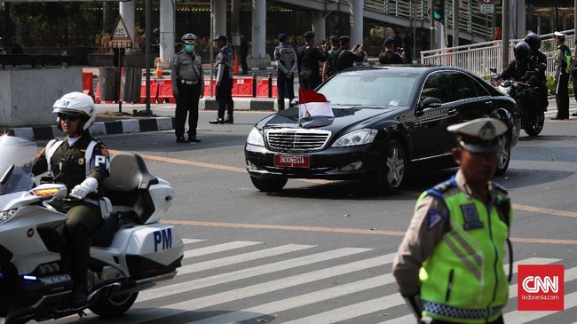 Presiden Jokowi sedang tidak di dalam mobil kepresidenan saat pengendara motor memotong konvoi mobil kepresidenan di Jalan Masjid Raya, Makassar.