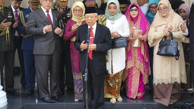 Wury Estu Amin memakai kebaya putih panjang dengan kain batik dan dipadukan dengan kerudung hijau pastel (ANTARA FOTO/Nova Wahyudi)