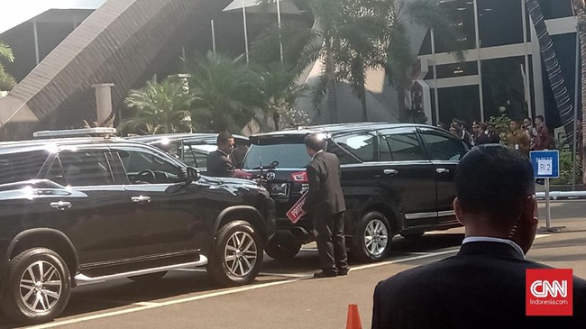 Paspampres mencopot pelat nomor di mobil Jusuf Kalla setelah tiba di Gedung MPR/DPR, lalu memindahkannya ke mobil dinas Ma'ruf Amin.
