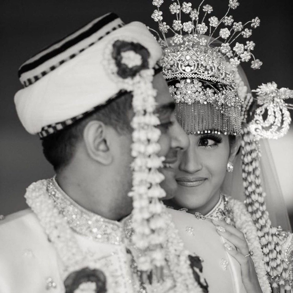 Politisi muda Tsamara Amany akhirnya resmi dipersunting Ismail Fajrie Alatas pada Sabtu &lpar;19&sol;10&rpar;&period;