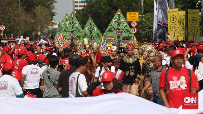 Relawan merayakan pelantikan Jokowi-Ma'ruf Amin dengan gelaran tari dari berbagai daerah di Patung Kuda.
