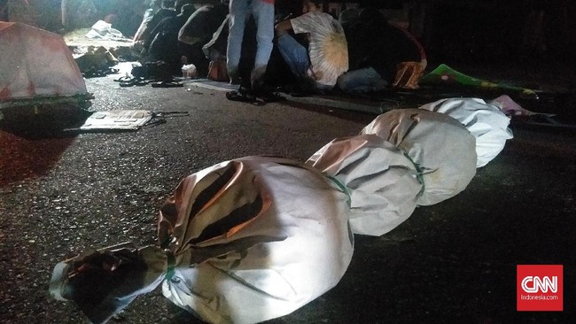 Puluhan mahasiswa Kendari menginap di kemah di depan Polda Sultra demi mengawal kasus penembakan dua mahasiswa Universitas Halu Oleo.