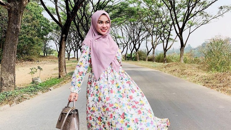 Medina Zein tersandung kasus narkoba merintis bisnisnya dengan jatuh bangun. Dengan modal sendiri, Medina kini bisa meraup omzet miliaran rupiah tiap bulan.