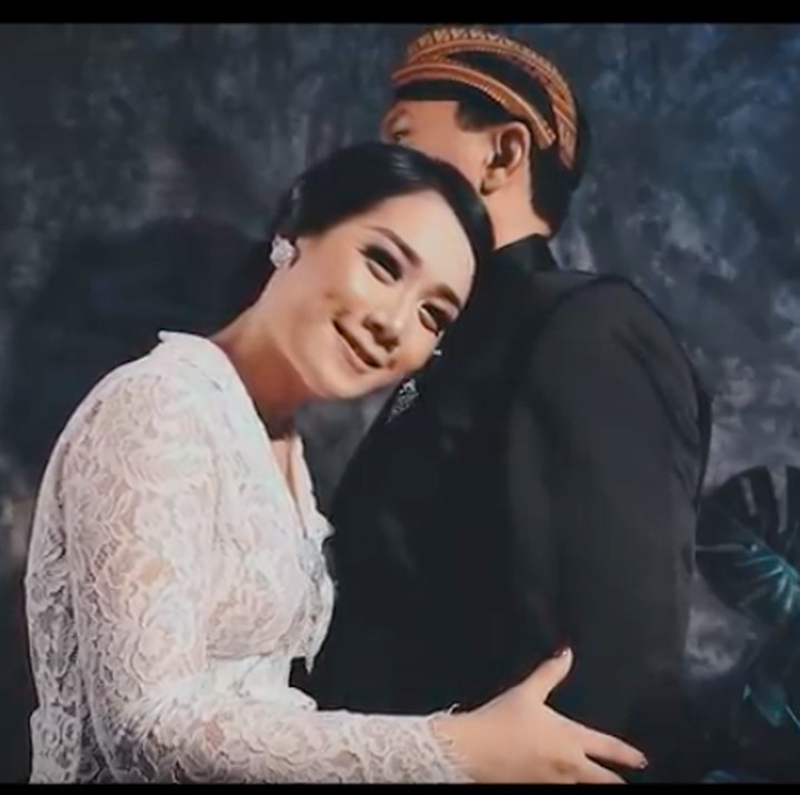 <p>Puput terlihat bersandar di dada sang suami, Ahok. Dalam pemotretan ini keduanya memang tak malu memperlihatkan kemesraannya, Bun. (Foto: YouTube/FD Photography)</p>