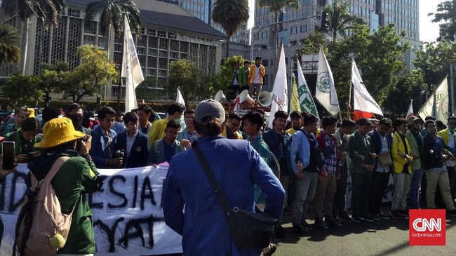 Sebanyak 9.000 aparat gabungan TNI, Polri dan Satpol PP akan diterjunkan untuk mengawal demonstrasi di Jakarta. Mereka mendesak presiden menerbitkan Perppu KPK. 