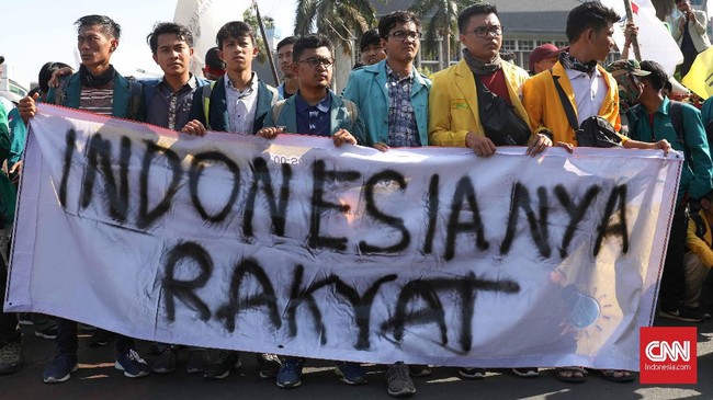 Para mahasiswa tertahan di kawasan Patung Arjuna Wiwaha, sehingga tak bisa berdemo di Taman Pandang yang berada di seberang Kompleks Istana Kepresidenan.