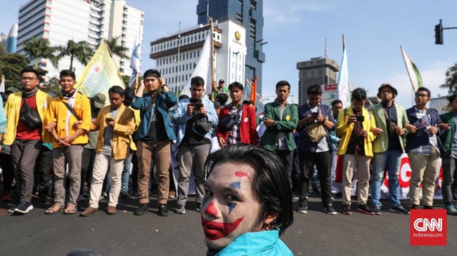 Massa membubarkan diri dari patung kuda Arjunawiwaha Senin (21/10) pukul 19.00 WIB. Massa gagal bertemu dengan Presiden Joko Widodo karena aparat menutup jalan.  