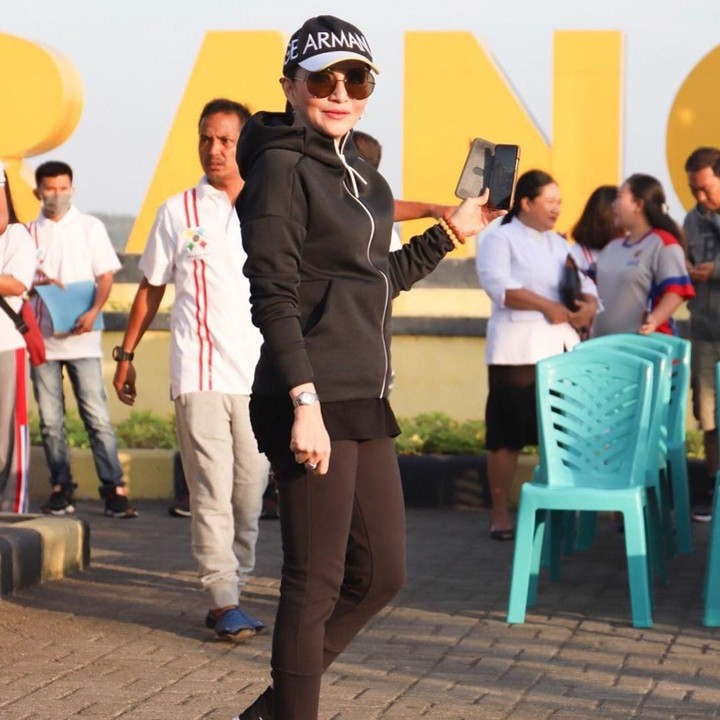 <p>Untuk olaharaga, Bupati Minahasa Selatan Tetty Paruntu memilih jaket <em>hoodie</em> dan sepatu <em>sneaker</em>. Ia melengkapi tampilannya dengan topi dan kacamata hitam. (Foto: Instagram @christiany_eugenia_paru)</p>