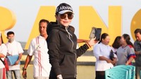 <p>Untuk olaharaga, Bupati Minahasa Selatan Tetty Paruntu memilih jaket <em>hoodie</em> dan sepatu <em>sneaker</em>. Ia melengkapi tampilannya dengan topi dan kacamata hitam. (Foto: Instagram @christiany_eugenia_paru)</p>