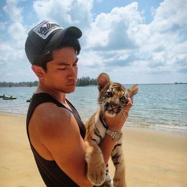 <p>Jangankan sama anak-anak, Bun. Sama anak harimau seperti ini saja dia sangat sayang. (Foto: Instagram @tmski)</p>
