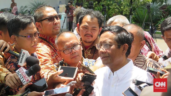 Menko Polhukam Mahfud MD menyebut pihaknya mengevaluasi sejumlah aturan era Menteri KP Susi Pudjiastuti agar sesuai dengan kepentingan di Natuna.