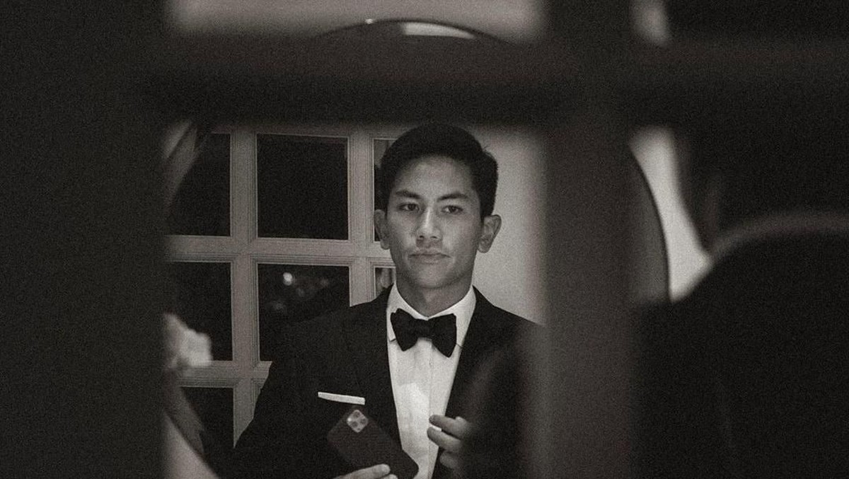 Pangeran Abdul Mateen&comma; putra dari Sultan Brunei Darussalam ini mampu mencuri perhatian khalayak saat hadir di Pelantikan Jokowi-Ma'ruf&period; Intip pesonanya&excl;