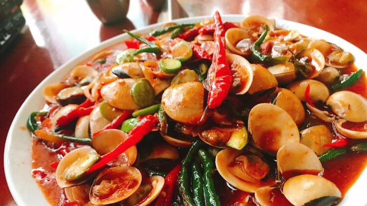 Kuliner apa yang akan dicicipi di episode Bikin Laper kali ini? Ada seafood, bakso, sampai bebek.