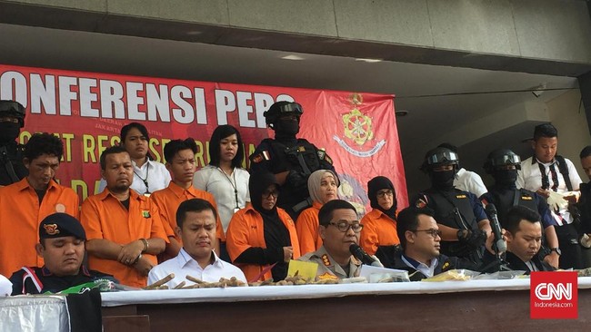 Polisi menangkap SR alias Ayu, salah satu tersangka penyandang dana perencanaan penggagalan pelantikan presiden dengan bom ketapel.