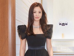 Berbalut Gaun Hitam, Ini Penampilan Perdana Song Hye Kyo di Korea
