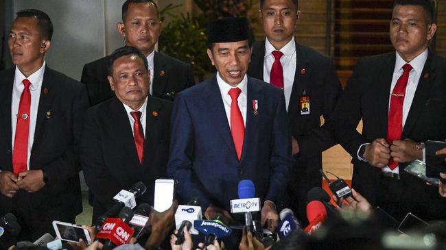 Jokowi Tunjuk ST Burhanuddin sebagai Jaksa Agung Tak seperti jaksa agung sebelumnya, ST Burhanuddin bukan mantan kader partai politik, dia adalah mantan jaksa muda perdata yang telah pensiun sejak 2014