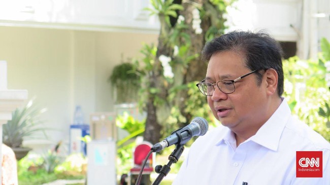 Menko Airlangga menyerahkan surpres dan draf RUU omnibus law Cipta Kerja atau Ciptaker ke DPR pada Rabu (12/2).