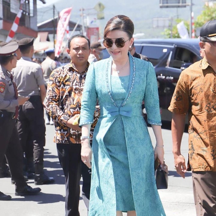<p>Bupati Minahasa Selatan Tetty Paruntu saat menghadiri pembukaan Tomohon International Festival Flowers (TIFF). Gaun hijau toscanya mengundang perhatian <em>netizen</em>. Ada yang memuji gaun tersebut elegan seperti busana putri Kerajaan Inggris. (Foto: Instagram @christiany_eugenia_paru)</p>