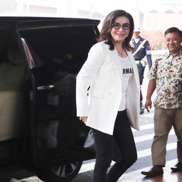 <p>Tetty juga senang bergaya kasual untuk momen-momen tertentu. Misalnya saja saat berada di bandara. Tetty mengenakan blazer putih yang dipadu dengan sepatu <em>sneaker</em>. (Foto: Instagram @christiany_eugenia_paru)</p>