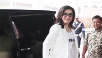 <p>Tetty juga senang bergaya kasual untuk momen-momen tertentu. Misalnya saja saat berada di bandara. Tetty mengenakan blazer putih yang dipadu dengan sepatu <em>sneaker</em>. (Foto: Instagram @christiany_eugenia_paru)</p>