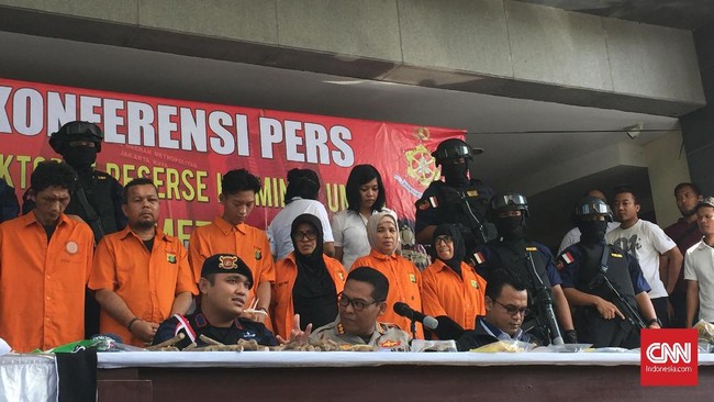 Polisi menyebut grup WhatsApp yang beranggotakan para tersangka bom ketapel berisi percakapan tentang informasi bohong atau hoaks.