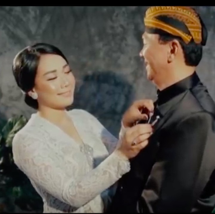 <p>Puput juga terlihat membetulkan aksesori yang menempel di beskap sang suami, Ahok. (Foto: YouTube/FD Photography)</p>