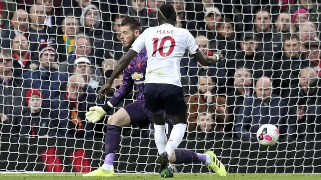 Liverpool dan Manchester United sama-sama sering diuntungkan dengan teknologi Video Assistant Referee (VAR) di Liga Inggris musim ini.
