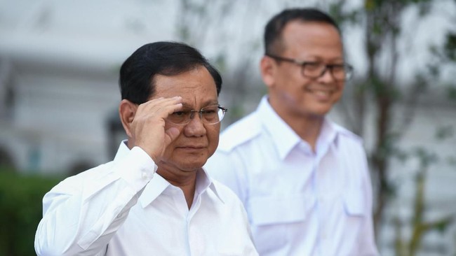 Prabowo mengaku diminta Presiden Joko Widodo untuk menjadi Menteri Pertahanan, netizen riuh dengan komentar selamat, terkejut, dan bingung.