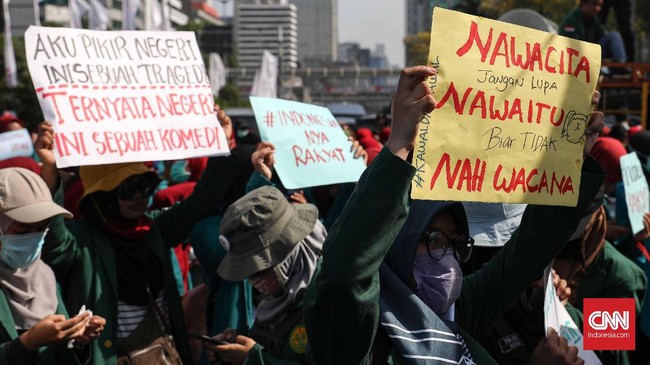 Mahasiswa yang berunjuk rasa di sekitar Patung Kuda Arjuna Wiwaha membawa foto lima mahasiswa dan pelajar yang tewas dalam aksi demo #ReformasiDikorupsi.