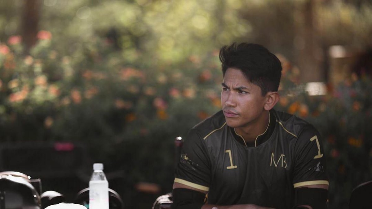 Pangeran Abdul Mateen&comma; putra dari Sultan Brunei Darussalam ini mampu mencuri perhatian khalayak saat hadir di Pelantikan Jokowi-Ma'ruf&period; Intip pesonanya&excl;