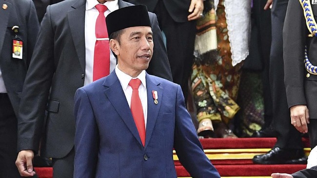 Geliat Revisi UU ITE Saat Kepuasan Publik ke Jokowi Turun Pengamat politik menilai langkah Jokowi mengungkap wacana revisi UU ITE tak bisa dilepas dari pernyaataan sebelumnya: minta warga kritik pemerintah.