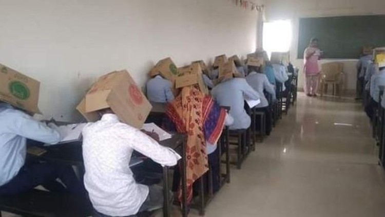 Saat ujian kimia, para siswa di India pakai kardus supaya enggak bisa menyontek. Apa tanggapan Bunda?