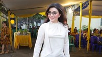 <p>Tetty Paruntu saat berkunjung ke Minahasa Utara menghadiri HUT Ketua DPD 2 Partai Golkar Minut Denny Wowiling. Kali ini Tetty memadukan jeans dengan blus krem dan tas berwarna senada. (Foto: Instagram @christiany_eugenia_paru)</p>